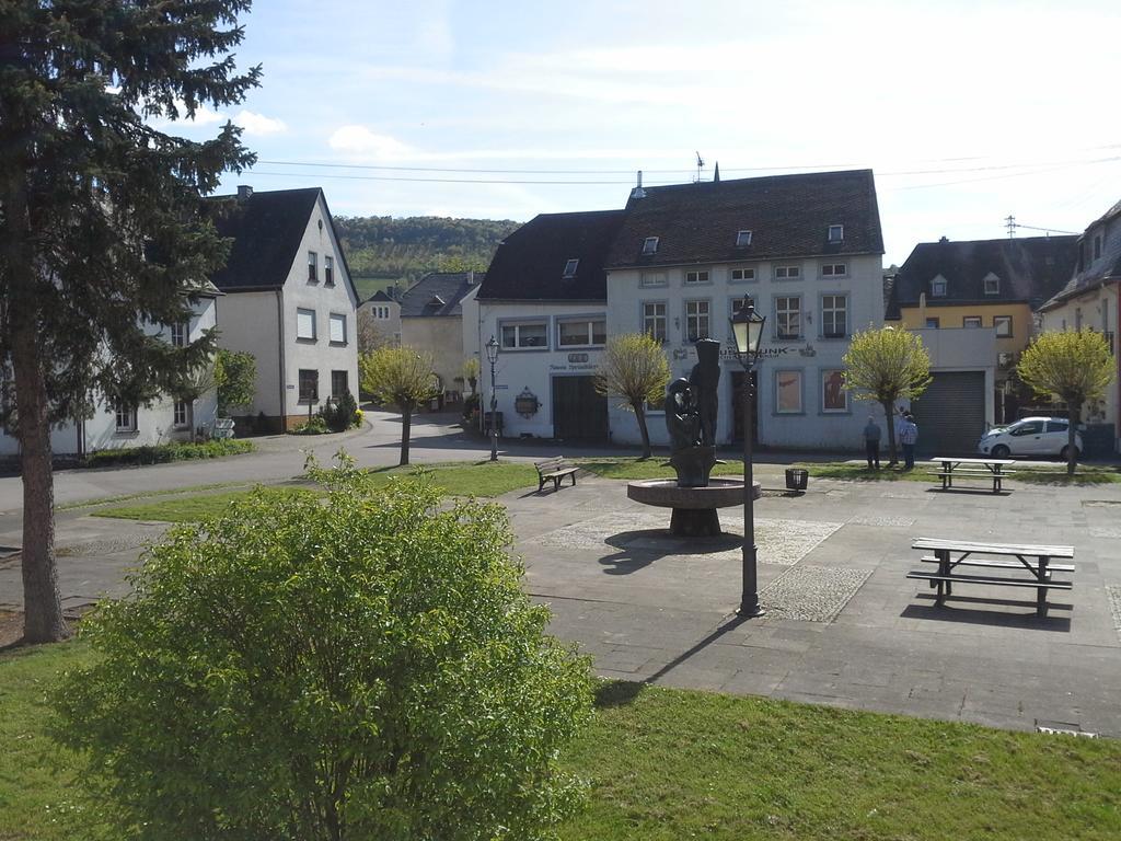 Weinhaus Kurtrierer Hof Hotel Leiwen Exterior photo